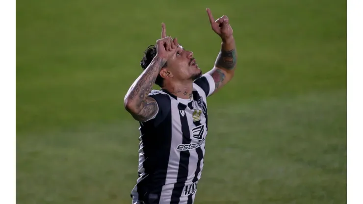 Vina renova contrato com o Ceará; meia despertou o interesse de diversos clubes