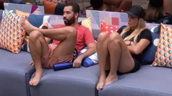 Gilberto e Sarah conversaram na sala sobre a situação de Pocah