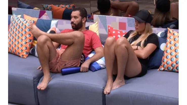 Gilberto e Sarah conversaram na sala sobre a situação de Pocah