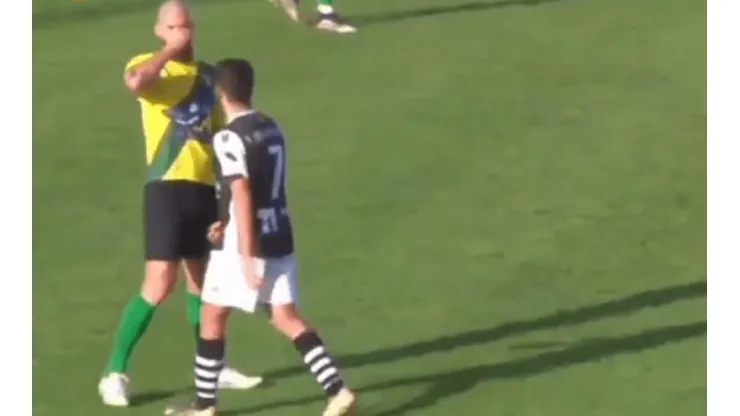 Jogador português assoa o nariz em direção a rival em Portugal