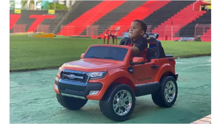 Dominic, filho do lateral-direito Patric do Sport, na Ilha do Retiro (Crédito: Foto publicada no Twitter do Sport Club do Recife)