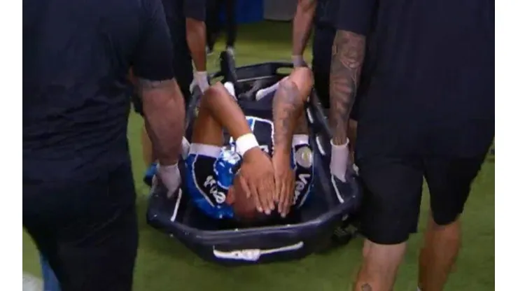 Luiz Fernando passa por exames no Grêmio após carrinho de Reinaldo