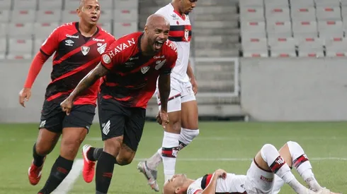 Athletico-PR marca no fim, vence Atlético-GO e sobe para oitavo lugar