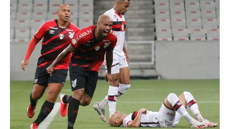 Athletico-PR marca no fim, vence Atlético-GO e sobe para oitavo lugar