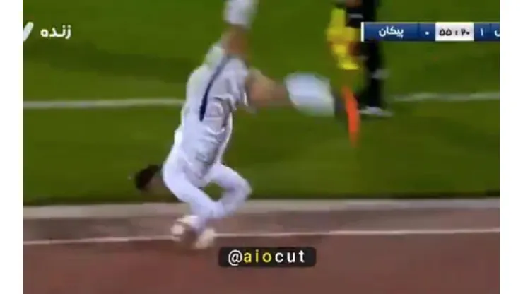 Nader Mohammedi cobrou lateral de forma inusitada