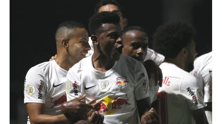 Empréstimo agrada e Bragantino oferece fortuna para comprar Eric Ramires