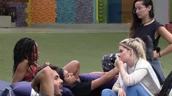 Viih Tube conversa com brothers do lado de fora da sede