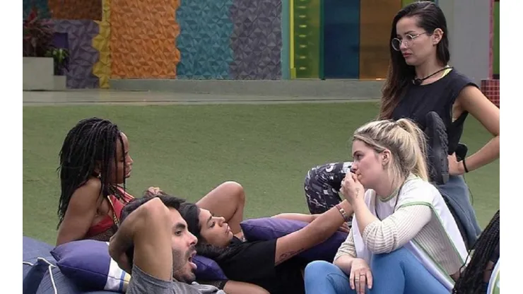 Viih Tube conversa com brothers do lado de fora da sede
