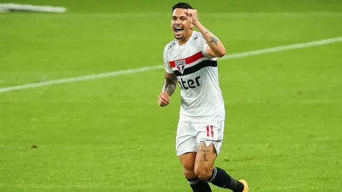 São Paulo vence Grêmio e ainda sonha com título do Brasileirão