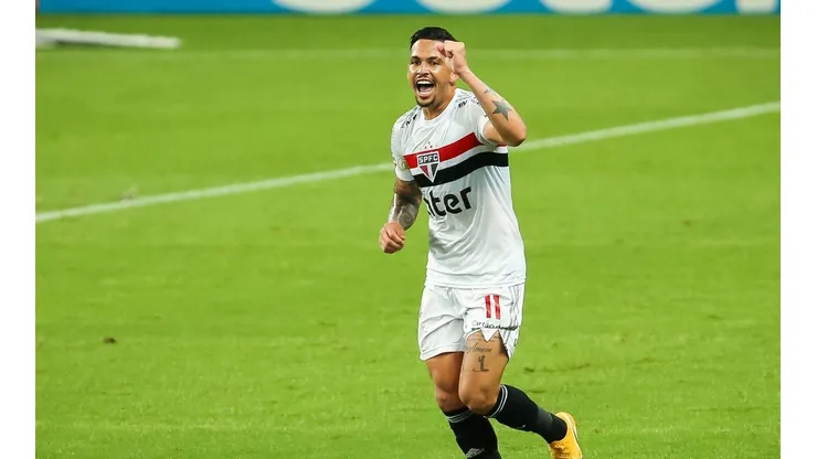 São Paulo vence Grêmio e ainda sonha com título do Brasileirão