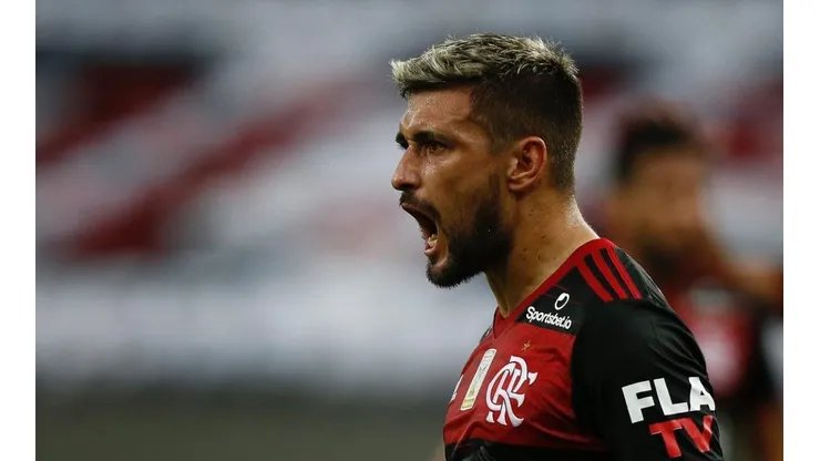 Arrascaeta comemorando gol pelo Mengão — Foto: Getty Images