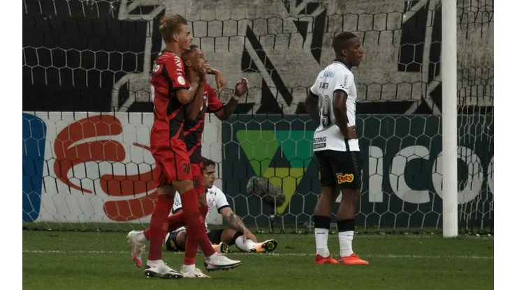 Corinthians e Athletico Paranaense empatam em jogaço de seis gols