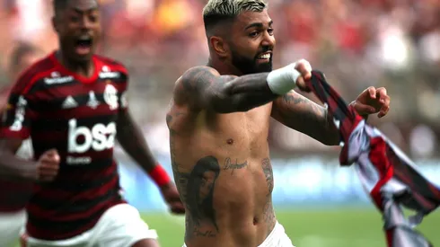 Gabriel festeja gol com a camisa 2020 do Flamengo. (Foto: Getty Images)