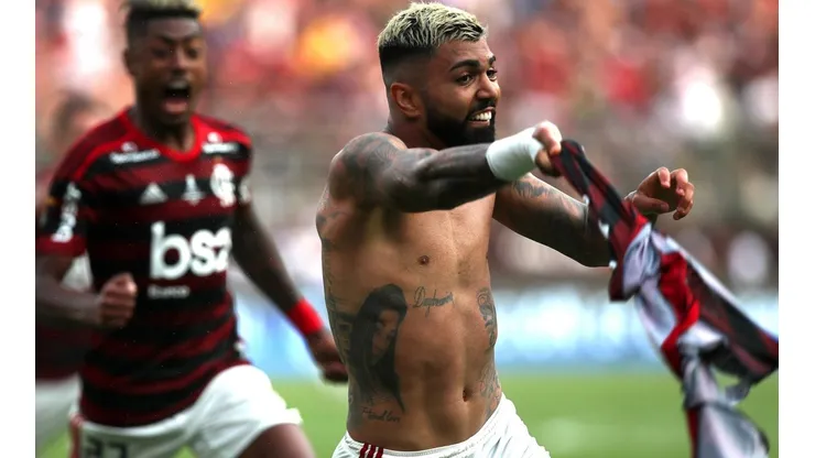 Gabriel festeja gol com a camisa 2020 do Flamengo. (Foto: Getty Images)