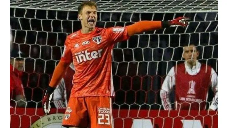 Perri volta a ser relacionado para um jogo do São Paulo após quatro meses