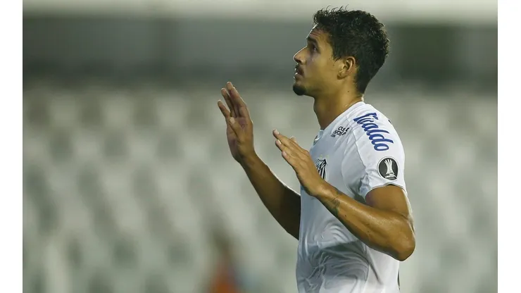 Após a saída de Lucas Veríssimo, Santos acertou a contratação de zagueiro de 20 anos