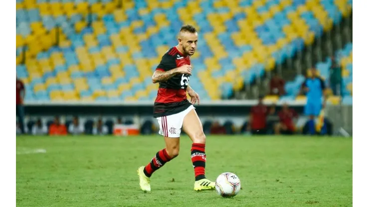 Rafinha tem acerto para voltar ao Flamengo