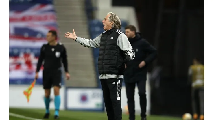 Benfica vence Famalicão no retorno de Jorge Jesus após Covid-19