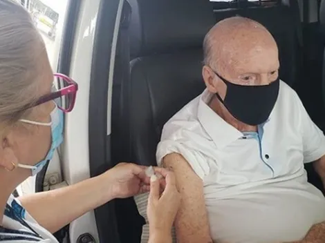 Zagallo é vacinado contra a Covid-19 e comemora: 'A primeira dose já foi'