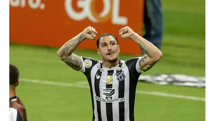 Ceará encaminha a contratação de atacante campeão da Libertadores, mas pode perder Vina