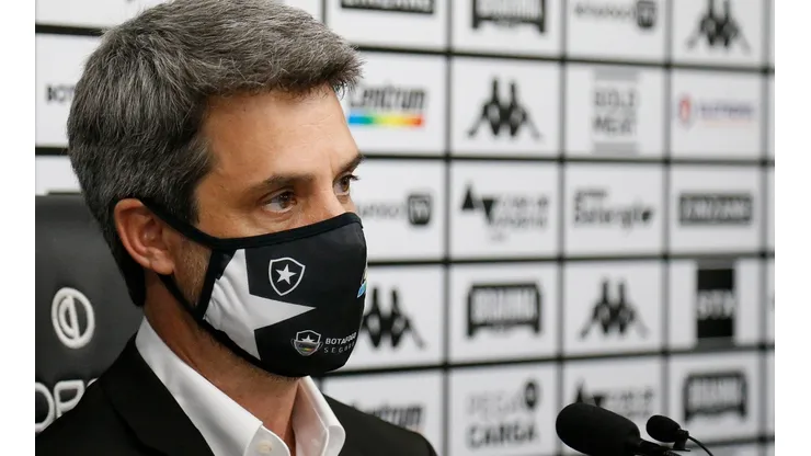 Eduardo Freeland busca um novo comandante. Vítor Silva/Botafogo