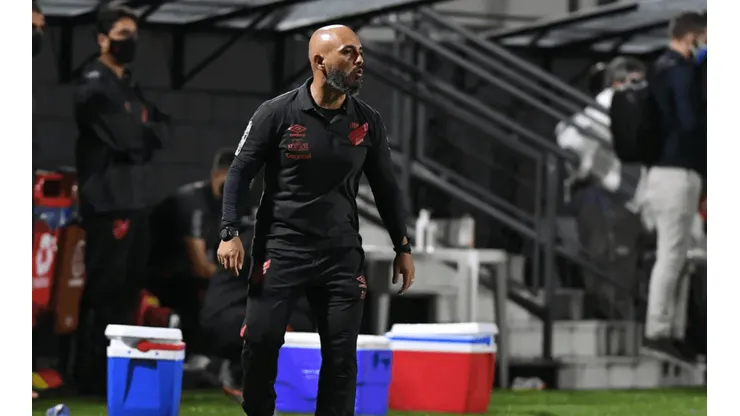 Técnico do sub-20 deixa Athletico Paranaense para assumir Sampaio Corrêa