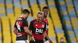 Rafinha com Bruno Henrique e Arrasca — Foto: Getty Images