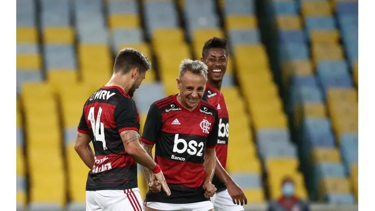 Rafinha com Bruno Henrique e Arrasca — Foto: Getty Images