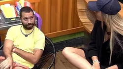 Gilberto explica para Sarah a sua visão do jogo até o momento