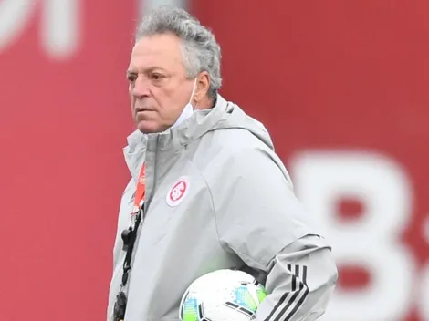 Abel esbraveja com arbitragem após empate do Inter em Curitiba