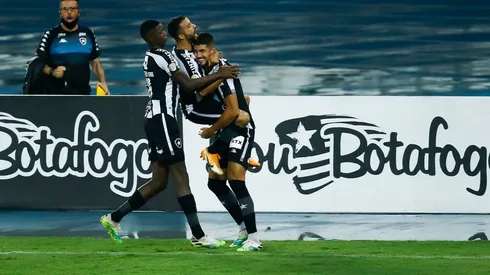 Corinthians tem interesse em Pedro Raúl, do Botafogo