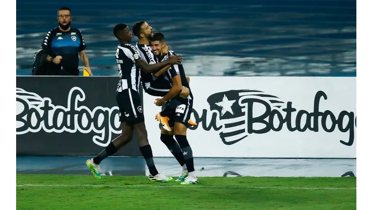Corinthians tem interesse em Pedro Raúl, do Botafogo