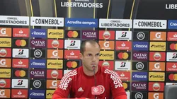 Lomba afirma que está jogando com dores para ajudar o Inter no Brasileirão