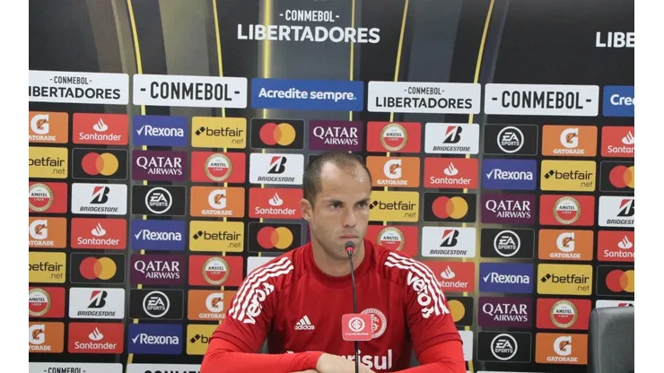 Lomba afirma que está jogando com dores para ajudar o Inter no Brasileirão