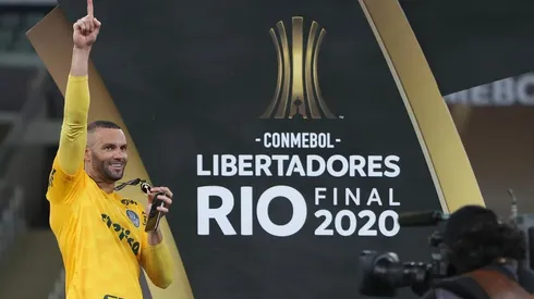 Weverton rasga elogios aos garotos da base e cita clima em vestiário do Palmeiras