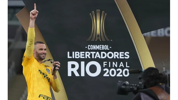 Weverton rasga elogios aos garotos da base e cita clima em vestiário do Palmeiras