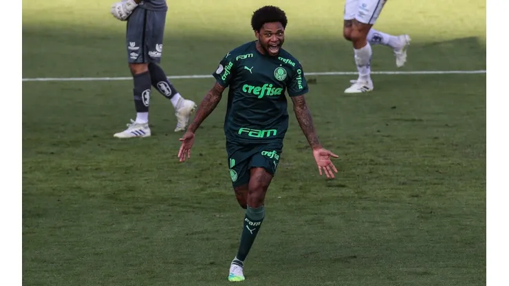 A camisa de Luiz Adriano poderia ser alvinegra (Crédito: Getty Images)