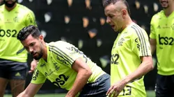 Rafinha e Pablo Marí — Foto: Getty Images