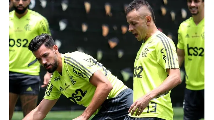 Rafinha e Pablo Marí — Foto: Getty Images