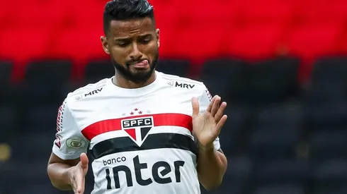 Reinaldo anotou um golaço sobre o Atlético-GO