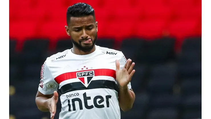 Reinaldo anotou um golaço sobre o Atlético-GO