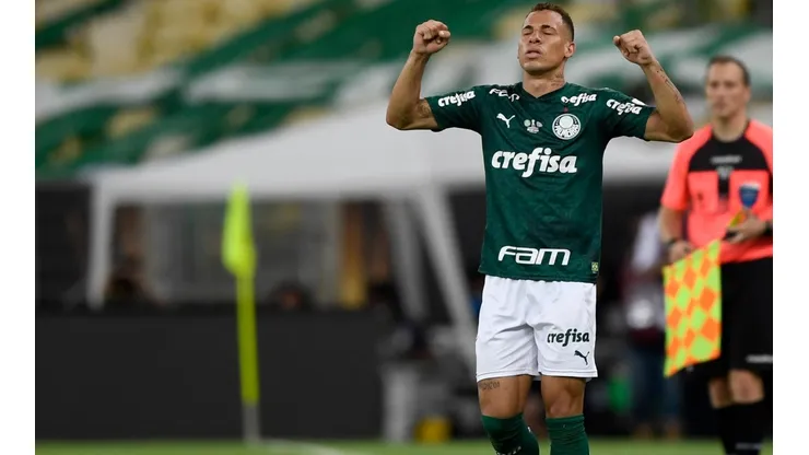 Gol e comemoração do Palmeiras com som ambiente