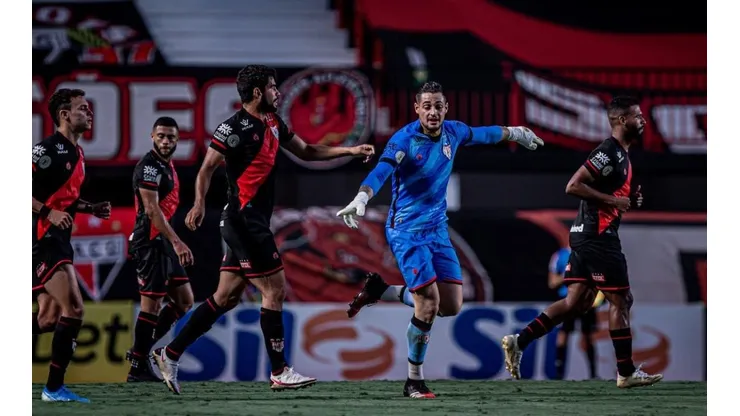 O Atlético-GO venceu o São Paulo por 2 a 1