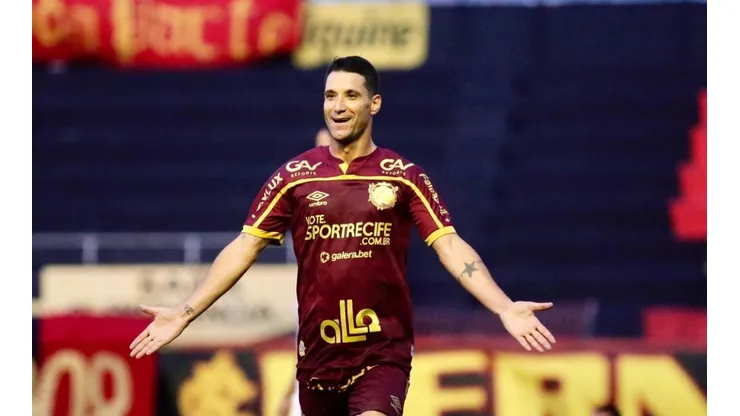 Jair Ventura elogia comprometimento de Thiago Neves