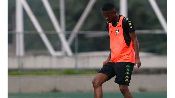 Após não avançar com Wesley, o Glorioso renovou com defensor destaque. Vitor Silva/Botafogo
