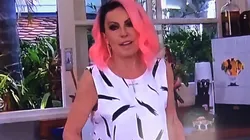 Ana Maria Braga surgiu de cabelo rosa no programa Mais Você, da TV Globo