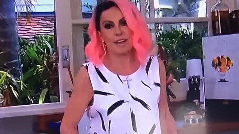 Ana Maria Braga surgiu de cabelo rosa no programa Mais Você, da TV Globo