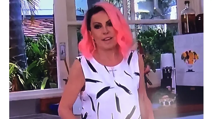 Ana Maria Braga surgiu de cabelo rosa no programa Mais Você, da TV Globo