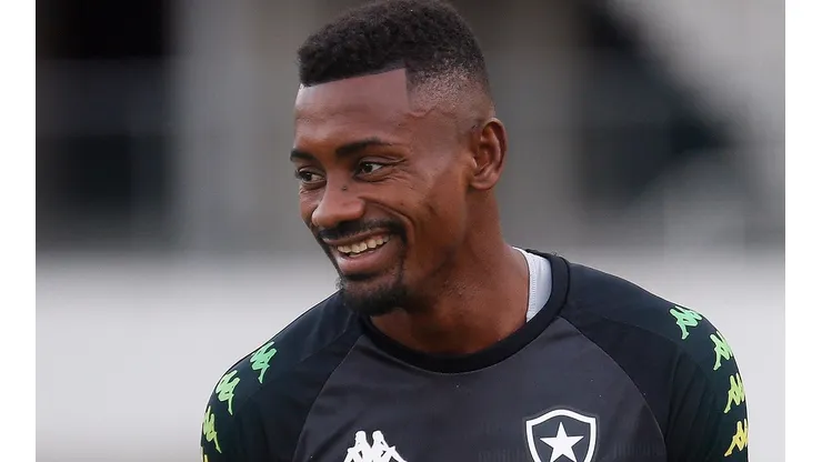 Kalou: não deve ficar (Foto: Vitor Silva/Botafogo/Divulgação)
