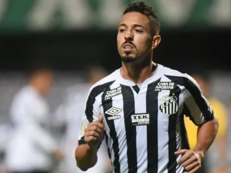 John viaja e Cuca define escalação do Santos com 4 no meio contra o Atlético-MG